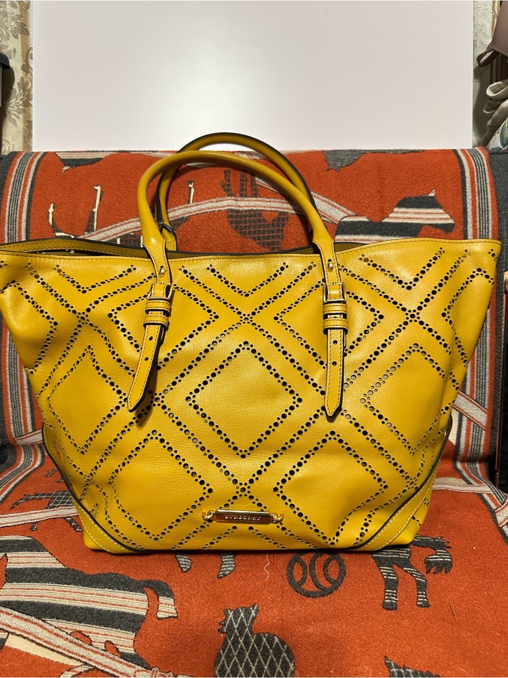 Burberry ❤️🌟 Yellow Perforated Leather Salisbury Tote Bag ⭐️
